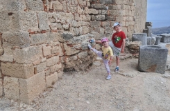Zuzanna Ferens_Kotki-Biedronki_Ruiny Akropolu w Lindos na wyspie Rodos.